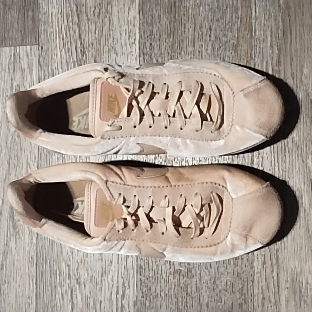 Nike Sneakers Nude Pale Pink Velvet Swoosh Size 9 Athletic Sporty Casual
